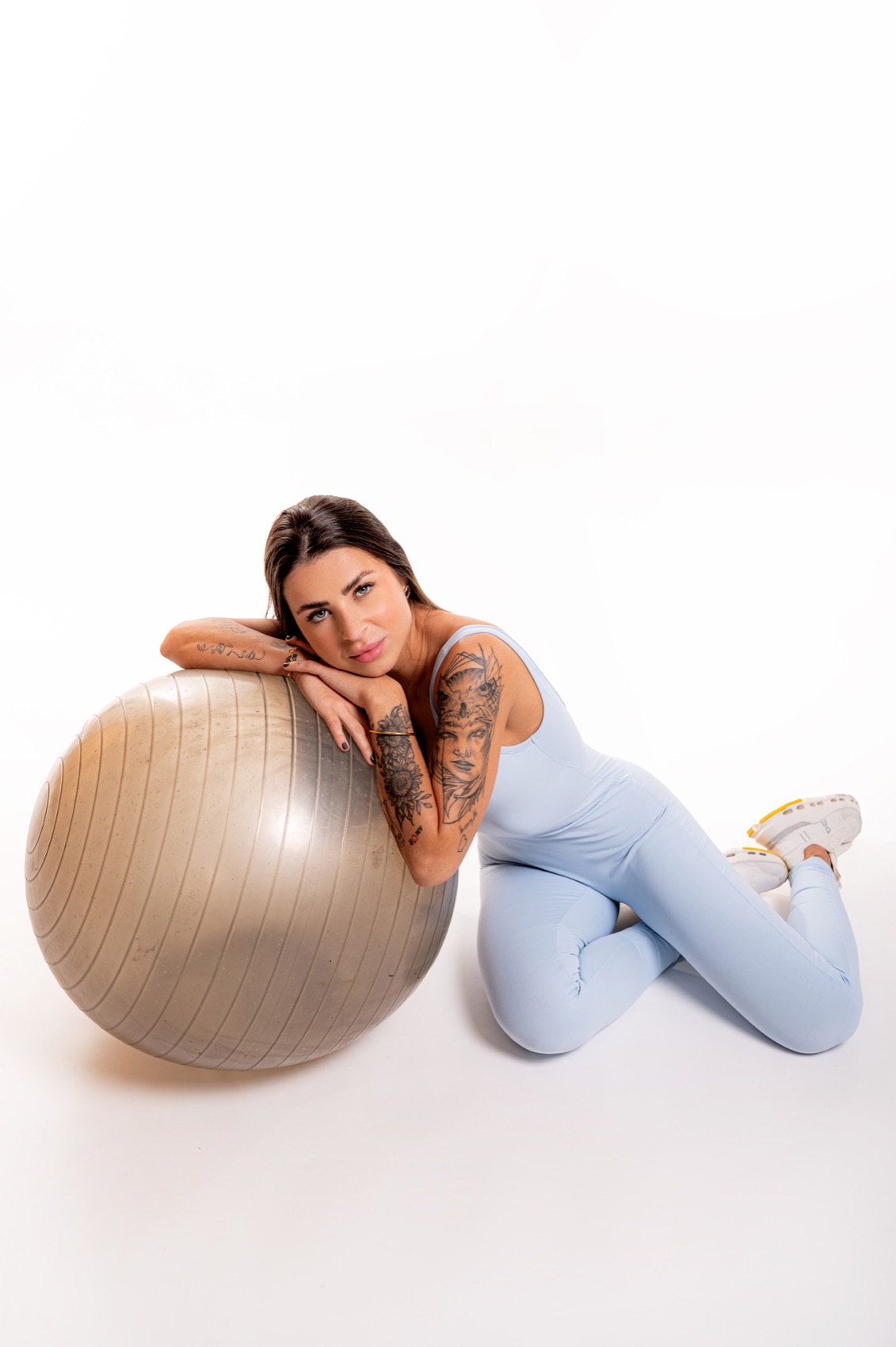 Lara Gomes em ensaio fitness com bola de pilates